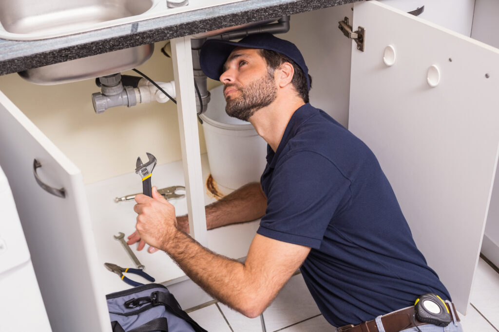 Monteur unterm waschbecken